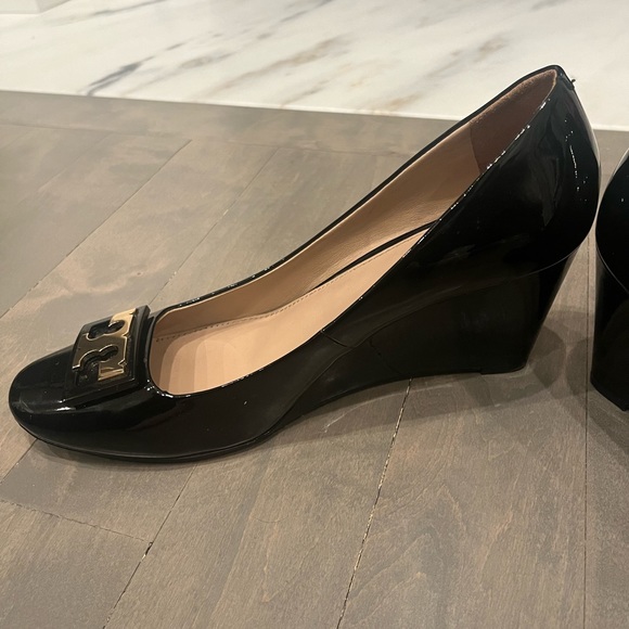 Tory Burch- Women's Black Gigi 75mm Wedges - Picture 3 of 4